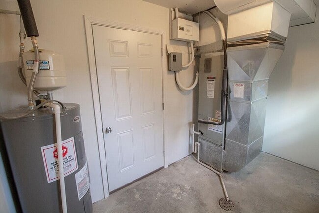 Building Photo - 1909 Newton Dr