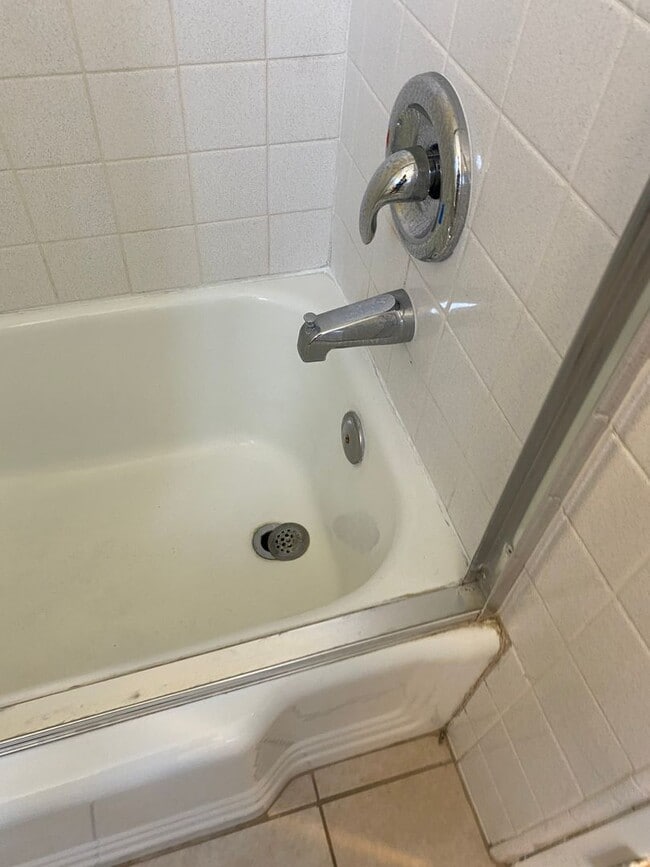 Building Photo - 220 W Spazier Ave