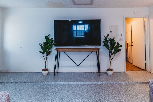 Building Photo - "Well-maintained 4-Bedroom Gem with 2 Full Baths and a Fireplace in Desirable Harker Heights Neig...