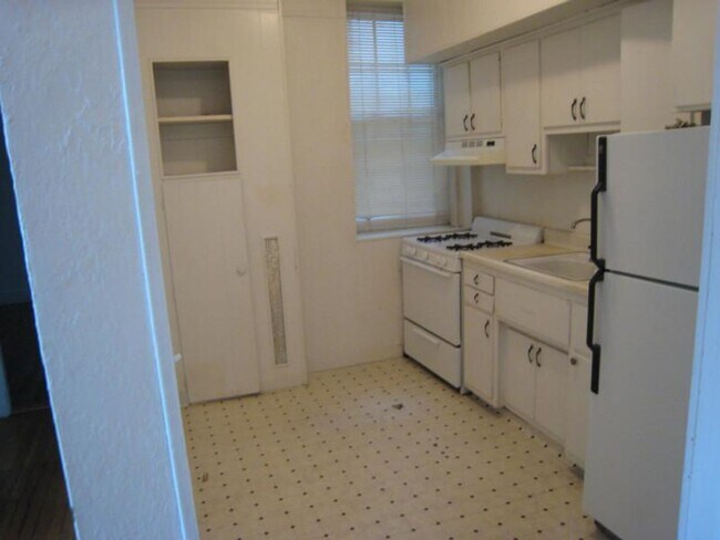 Building Photo - 2033 Commonwealth Ave