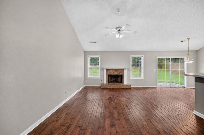 Building Photo - 390 Silverthorn Dr