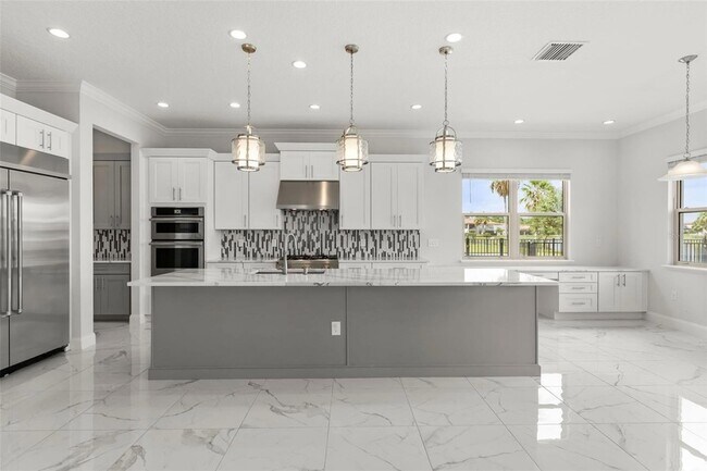Building Photo - 10511 Royal Cypress Way