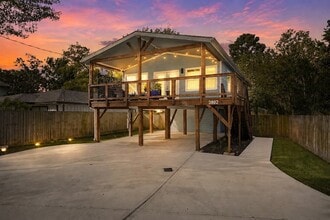 Building Photo - 3802 Bayshore Dr