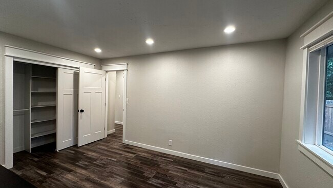 Building Photo - 340 SE 26th Ave