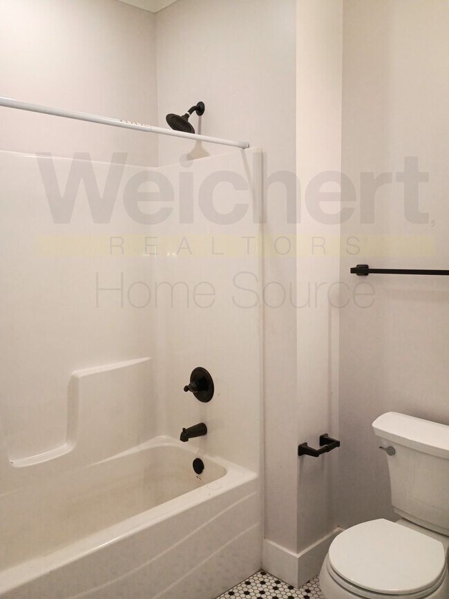 Building Photo - Stylish Downtown 1-Bedroom with Modern Updates