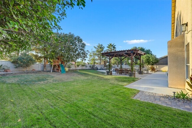 Building Photo - 9495 Vieno Canyon St