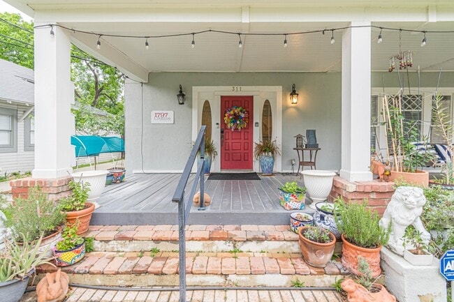 Building Photo - 311 W Mistletoe Ave