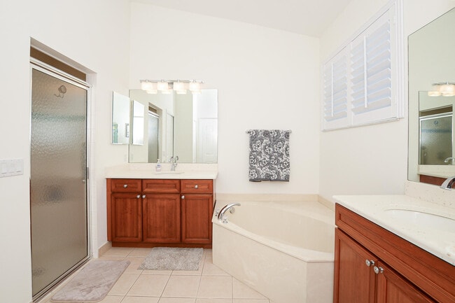 Building Photo - 351 NW Shoreview Dr