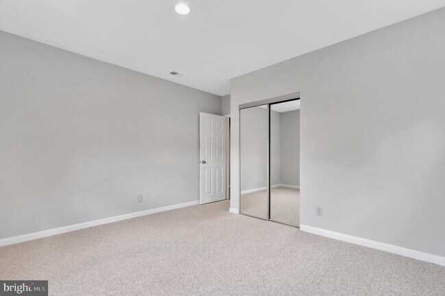 Building Photo - 208 Skyhill Rd