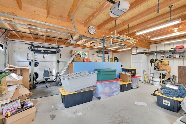 Building Photo - 2027 Roland Dr