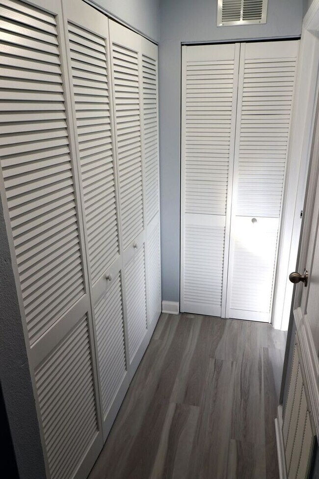 Building Photo - Newly renovated first floor condo! 2 bedrooms