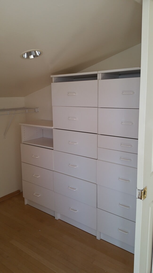 WALK IN CLOSET - 230 Diviso St