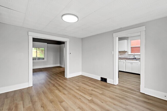 Building Photo - Updated 3 Bedroom home in Carrick availabl...