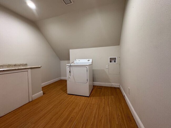 Building Photo - Charming 2 Bedroom Upstairs Unit in the He...