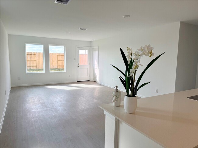 Building Photo - 6115 Sunburst Scarlet St