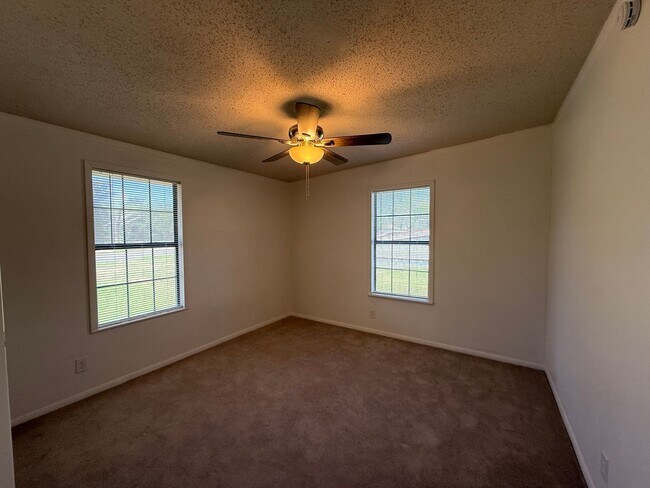 Building Photo - Spacious 4 bedroom, 2 bath home AVAILABLE NOW!