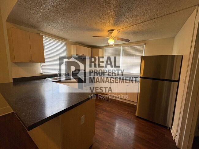 Building Photo - 1065 College St