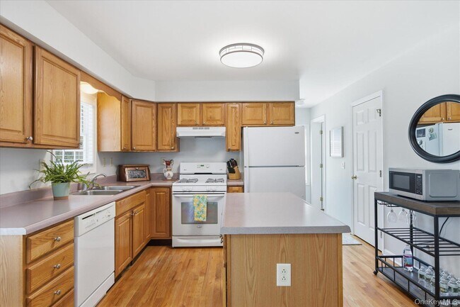 Building Photo - 59 Peconic Ave