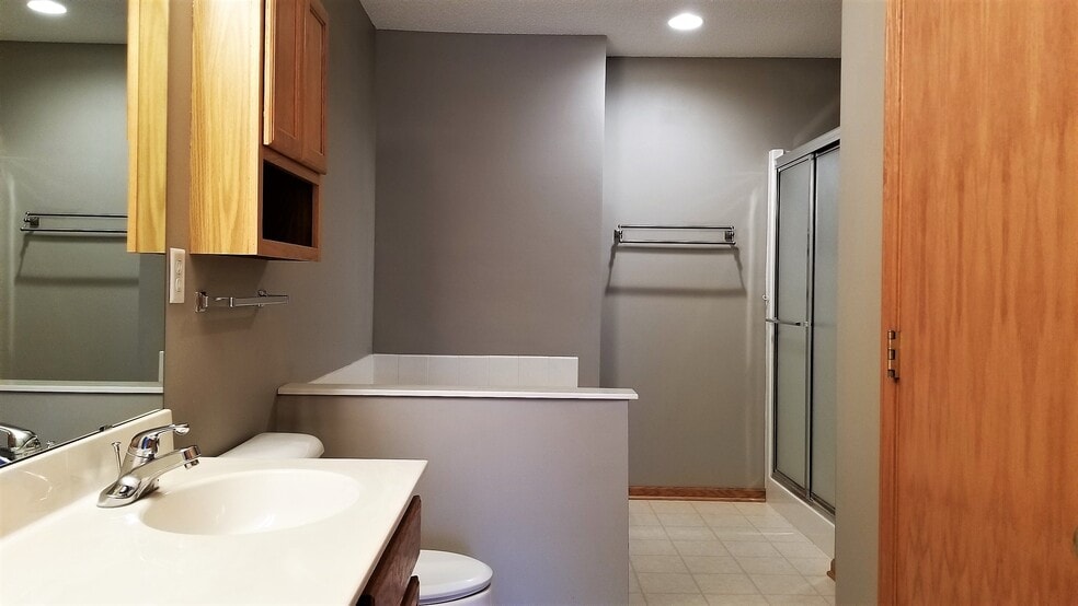 Building Photo - 725 Evergreen Cir