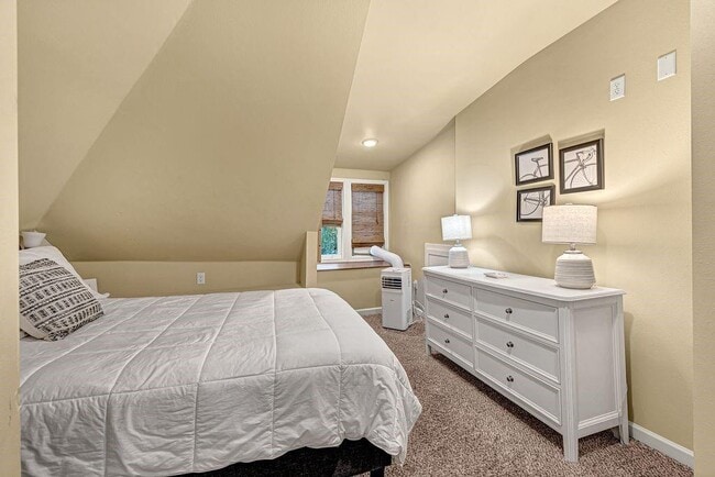 Building Photo - 983 N Main St