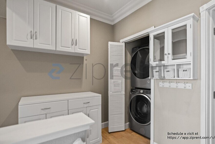 Building Photo - 51 Viola St