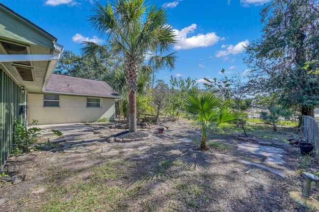 Building Photo - 4 Little John Ln