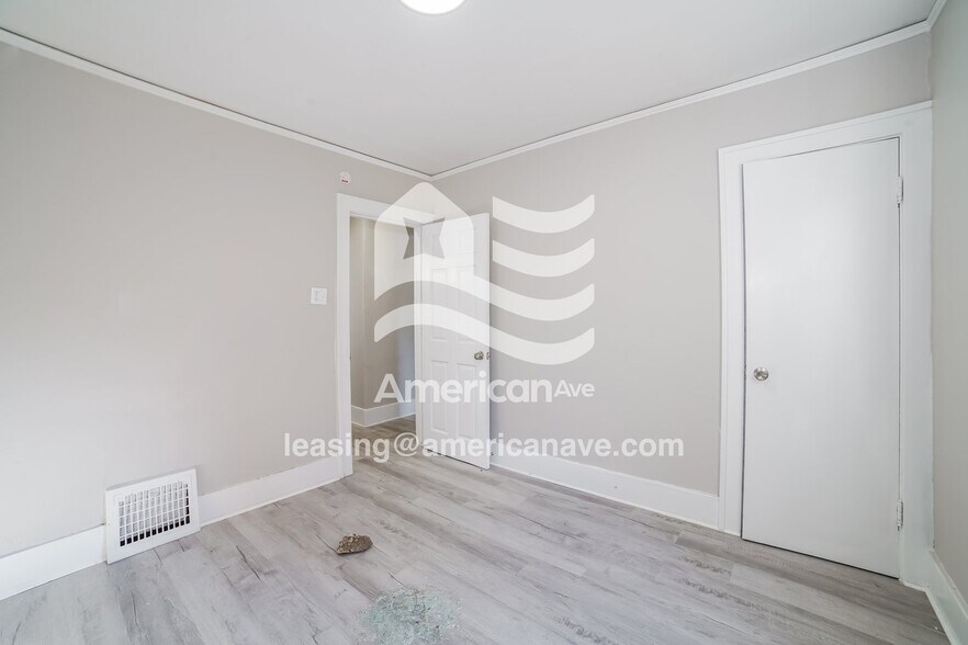 Building Photo - 608 E Thrush Ave