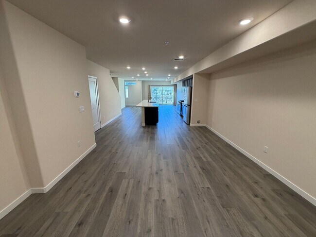 Building Photo - Brand New Townhome in Sparks!