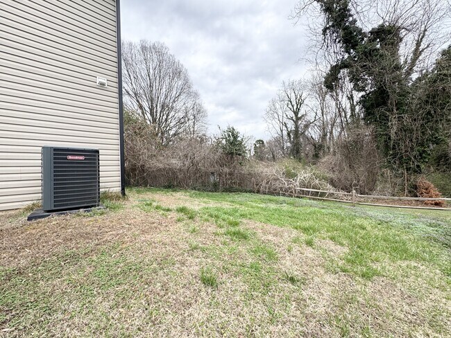 Building Photo - 620 Poplar St