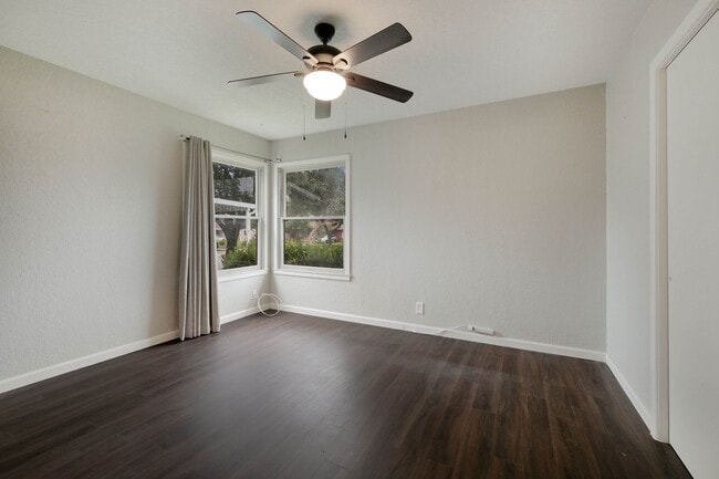 Building Photo - 323 Craigmont Ln