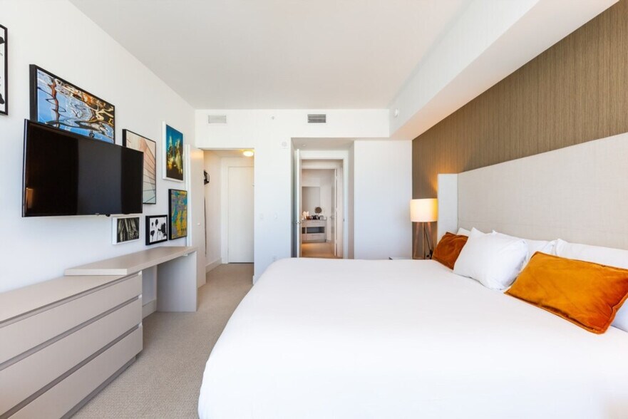 Building Photo - 4011 S Ocean Dr