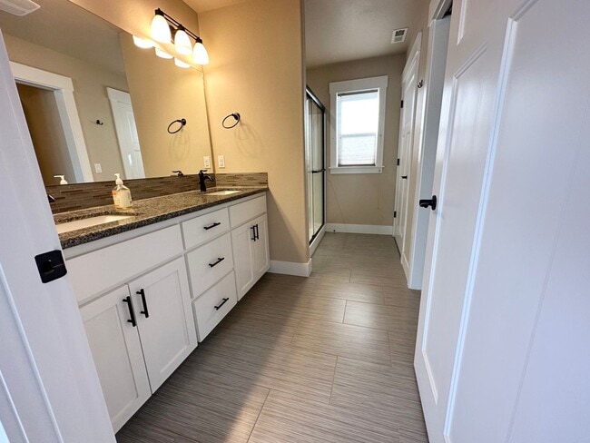 Building Photo - Super Cute 3 Bedroom with Bonus/Office in SE Portland Home!