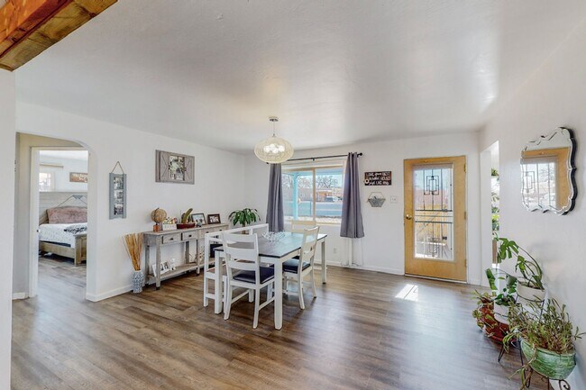 Building Photo - Charming NE Heights 3 Bedroom 2 Bath
