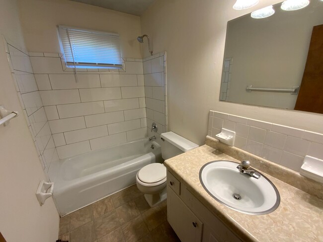 Building Photo - 1801-1803-1803 Garden Dr