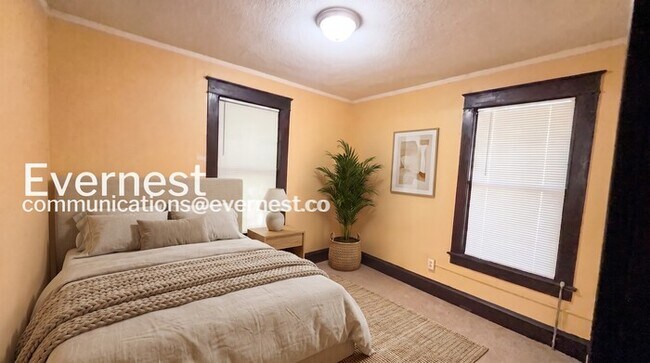 Building Photo - 2 Bed/1 Bath Home with Off-Street Parking / Available Now!