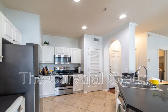 Building Photo - 860 N Orange Ave