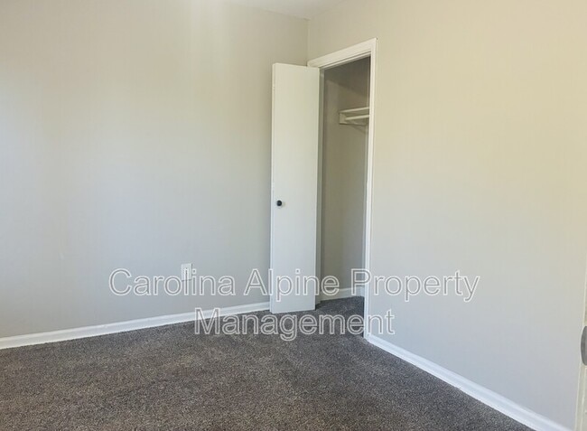 Building Photo - 807 Shaver St