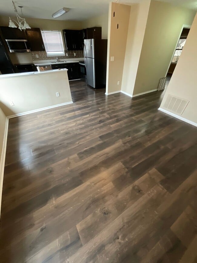 Building Photo - 3 Bedroom 2 Bathroom House Available