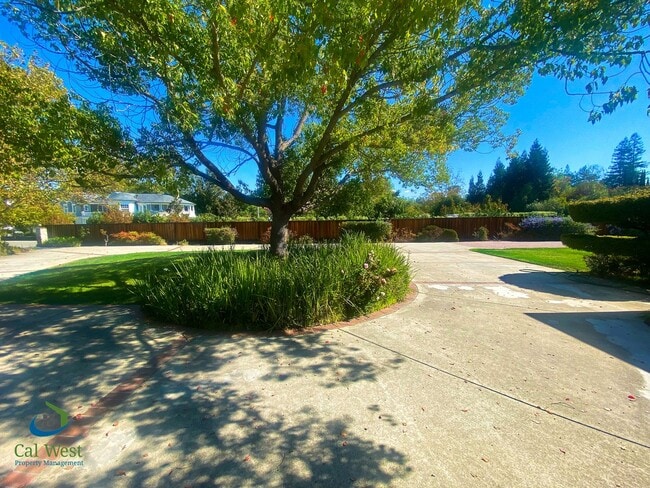 Building Photo - $9595 - 6 Bed/4.5 Ba Executive Home in Los Altos HIlls/With Pool/Separate Inlaw Unit