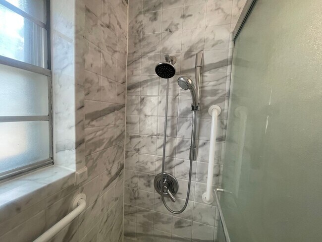 Building Photo - Country Feel In The City! A Must See!