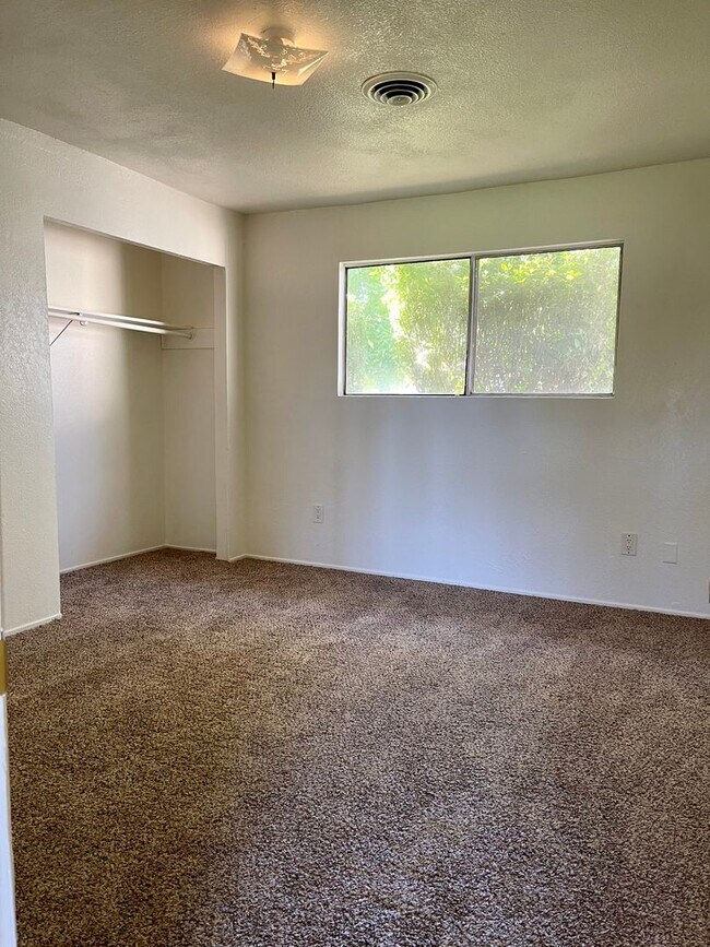 Building Photo - 4 bedroom home in convenient location on Alta Mesa Dr.
