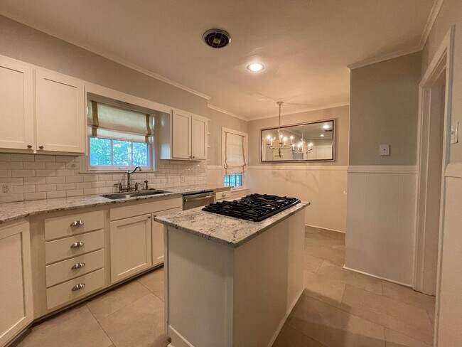 Building Photo - AVAILABLE NOW --3 BEDROOM 2 BATH HOME IN T...