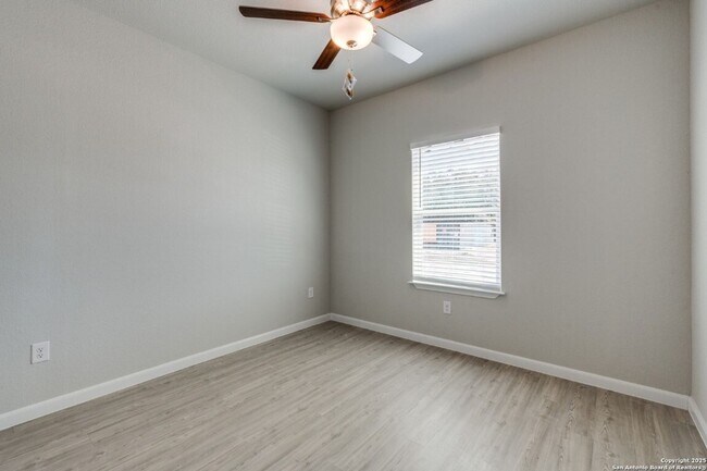 Building Photo - Stunning New Duplex Home in Seguin