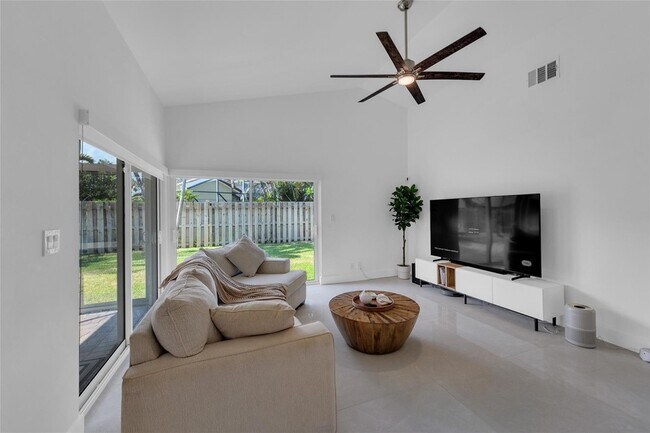Building Photo - 9585 Carousel Cir S