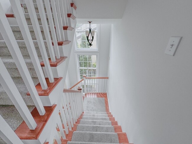 Building Photo - Lakeside Living!