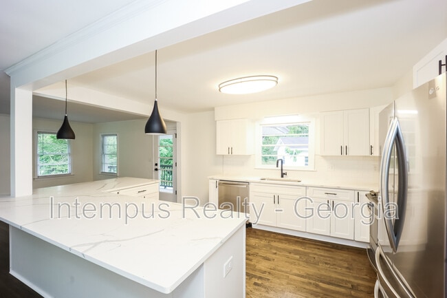 Building Photo - 3543 Bouldercrest Rd