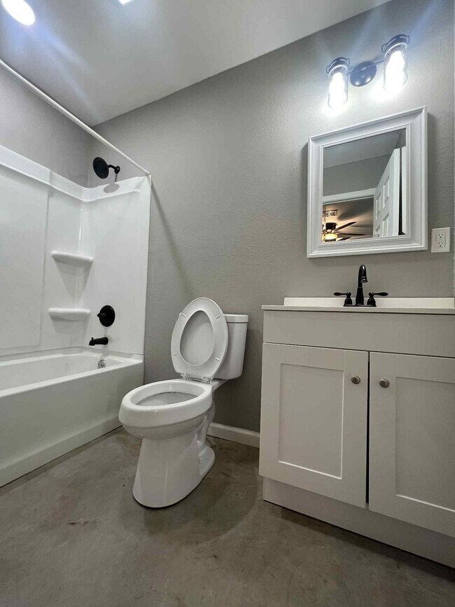 Building Photo - 206-208 N Wall Duplex