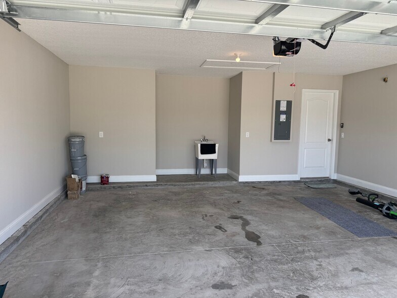 Building Photo - 721 Narvarez Ave