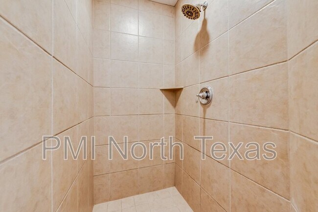 Building Photo - 2404 Sun Creek Dr