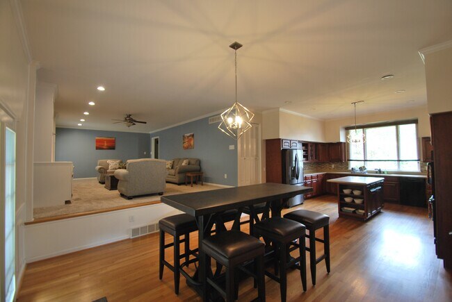 Building Photo - 13 Tanglewood Dr